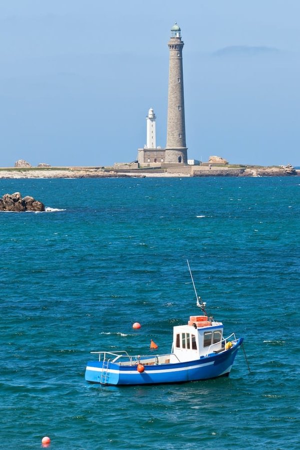 Où vivre l'expérience d'une nuit dans un phare en Bretagne, France ?