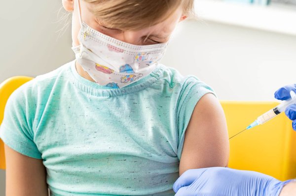 Quels sont les avantages d'une location en bord de mer avec une école de voile et des excursions en bateau?